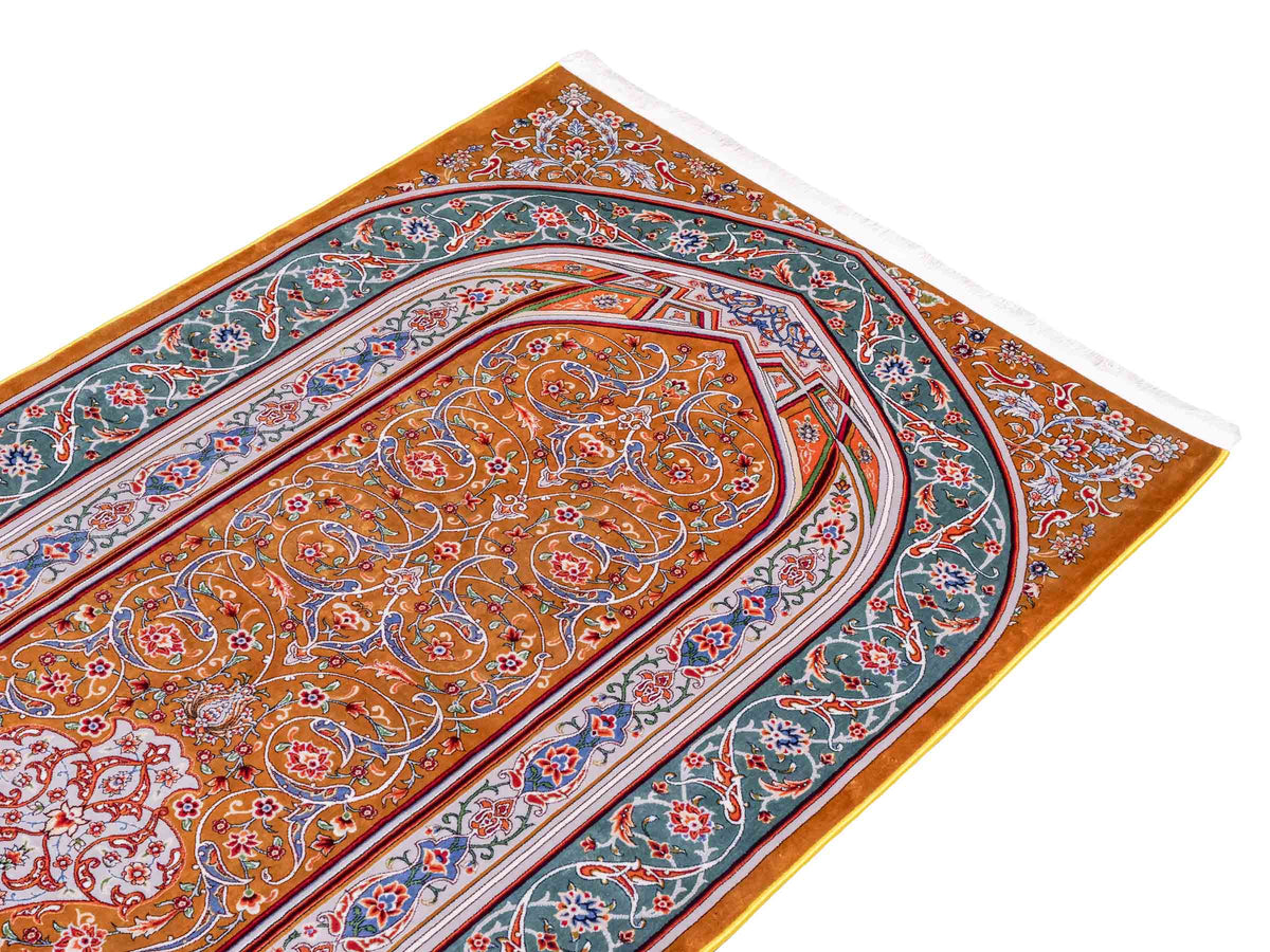 Ghom Gebetsteppich "Dua" 120 x 80 cm gewebt aus Bambusseide (Viskose), islamisches Design, Farbe: Gold-Grün. Teppichnummer: V98GD096M. Persian Luxury Collection by Khademi. Made in Iran / Persia – Vertrieb durch JUPITER Intl.