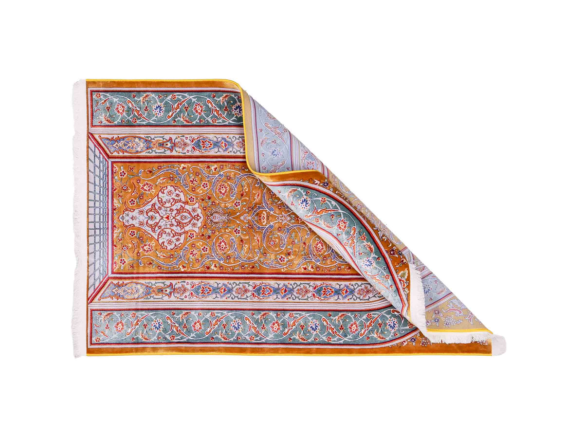 Ghom Gebetsteppich "Dua" 120 x 80 cm gewebt aus Bambusseide (Viskose), islamisches Design, Farbe: Gold-Grün. Teppichnummer: V98GD096M. Persian Luxury Collection by Khademi. Made in Iran / Persia – Vertrieb durch JUPITER Intl.