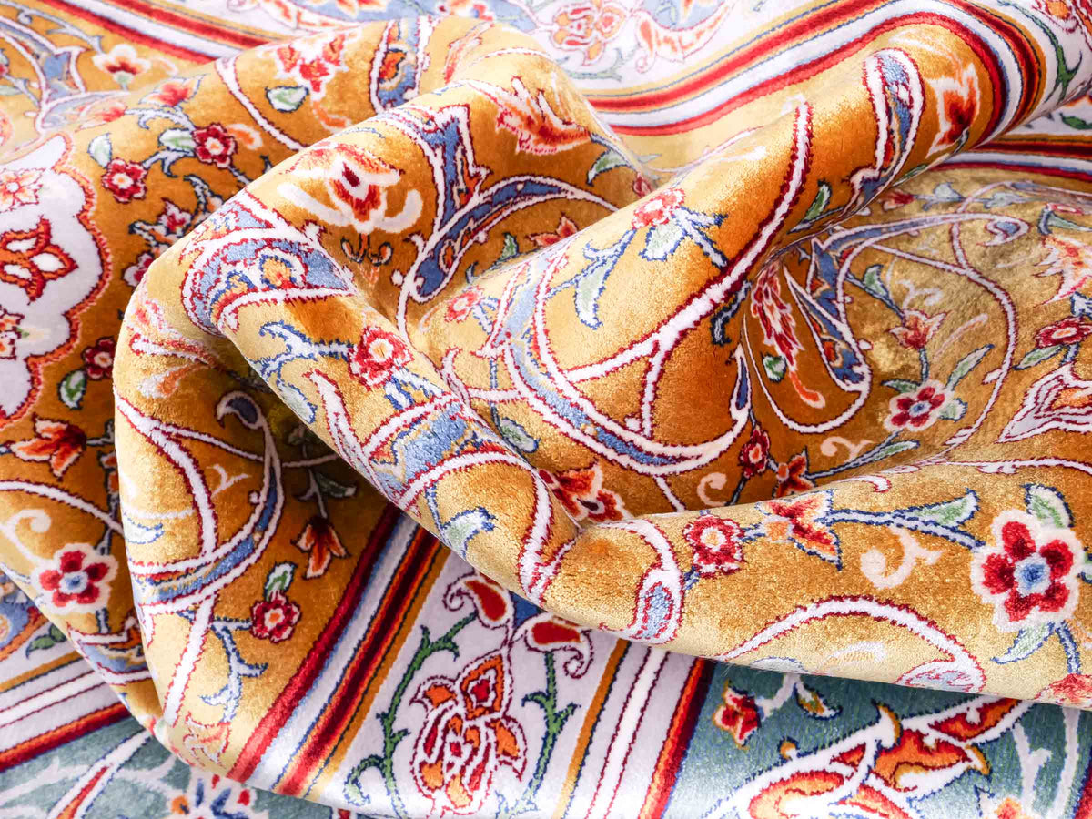 Ghom Gebetsteppich "Dua" 120 x 80 cm gewebt aus Bambusseide (Viskose), islamisches Design, Farbe: Gold-Grün. Teppichnummer: V98GD096M. Persian Luxury Collection by Khademi. Made in Iran / Persia – Vertrieb durch JUPITER Intl.