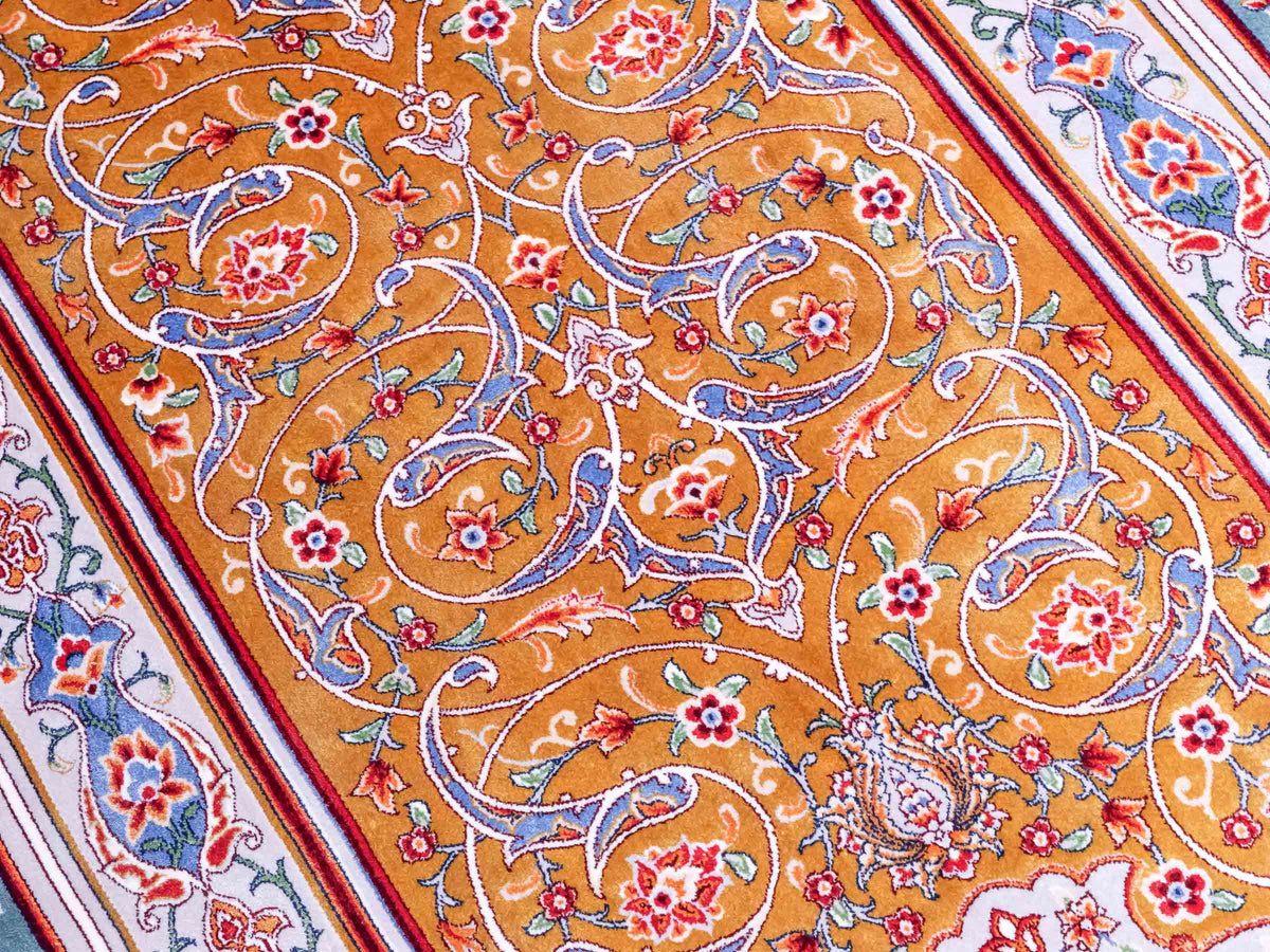 Ghom Gebetsteppich "Dua" 120 x 80 cm gewebt aus Bambusseide (Viskose), islamisches Design, Farbe: Gold-Grün. Teppichnummer: V98GD096M. Persian Luxury Collection by Khademi. Made in Iran / Persia – Vertrieb durch JUPITER Intl.