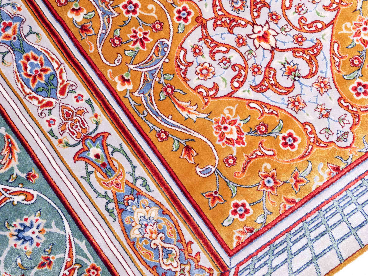 Ghom Gebetsteppich "Dua" 120 x 80 cm gewebt aus Bambusseide (Viskose), islamisches Design, Farbe: Gold-Grün. Teppichnummer: V98GD096M. Persian Luxury Collection by Khademi. Made in Iran / Persia – Vertrieb durch JUPITER Intl.