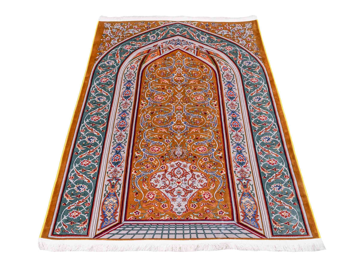 Ghom Gebetsteppich "Dua" 120 x 80 cm gewebt aus Bambusseide (Viskose), islamisches Design, Farbe: Gold-Grün. Teppichnummer: V98GD096M. Persian Luxury Collection by Khademi. Made in Iran / Persia – Vertrieb durch JUPITER Intl.