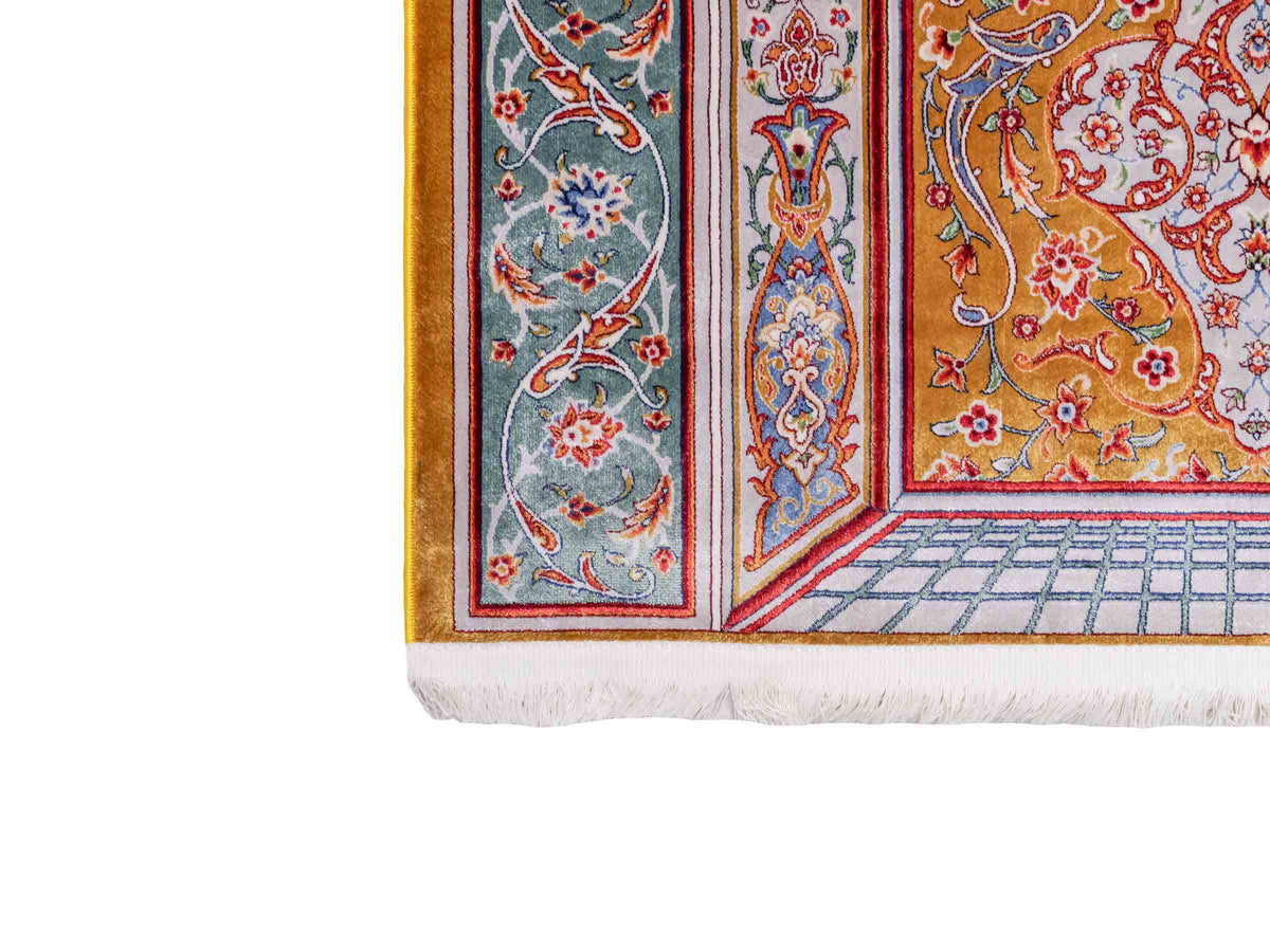 Ghom Gebetsteppich "Dua" 120 x 80 cm gewebt aus Bambusseide (Viskose), islamisches Design, Farbe: Gold-Grün. Teppichnummer: V98GD096M. Persian Luxury Collection by Khademi. Made in Iran / Persia – Vertrieb durch JUPITER Intl.
