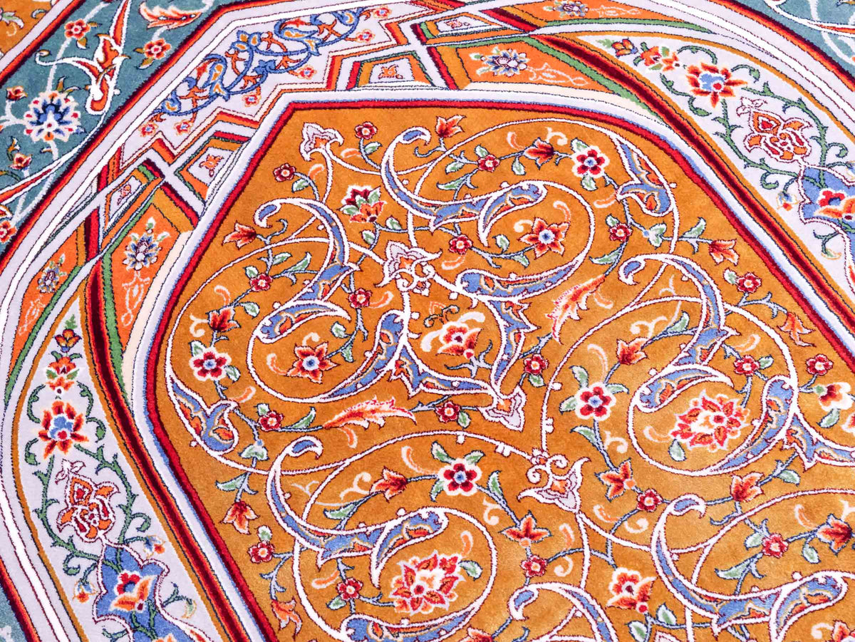 Ghom Gebetsteppich "Dua" 120 x 80 cm gewebt aus Bambusseide (Viskose), islamisches Design, Farbe: Gold-Grün. Teppichnummer: V98GD096M. Persian Luxury Collection by Khademi. Made in Iran / Persia – Vertrieb durch JUPITER Intl.