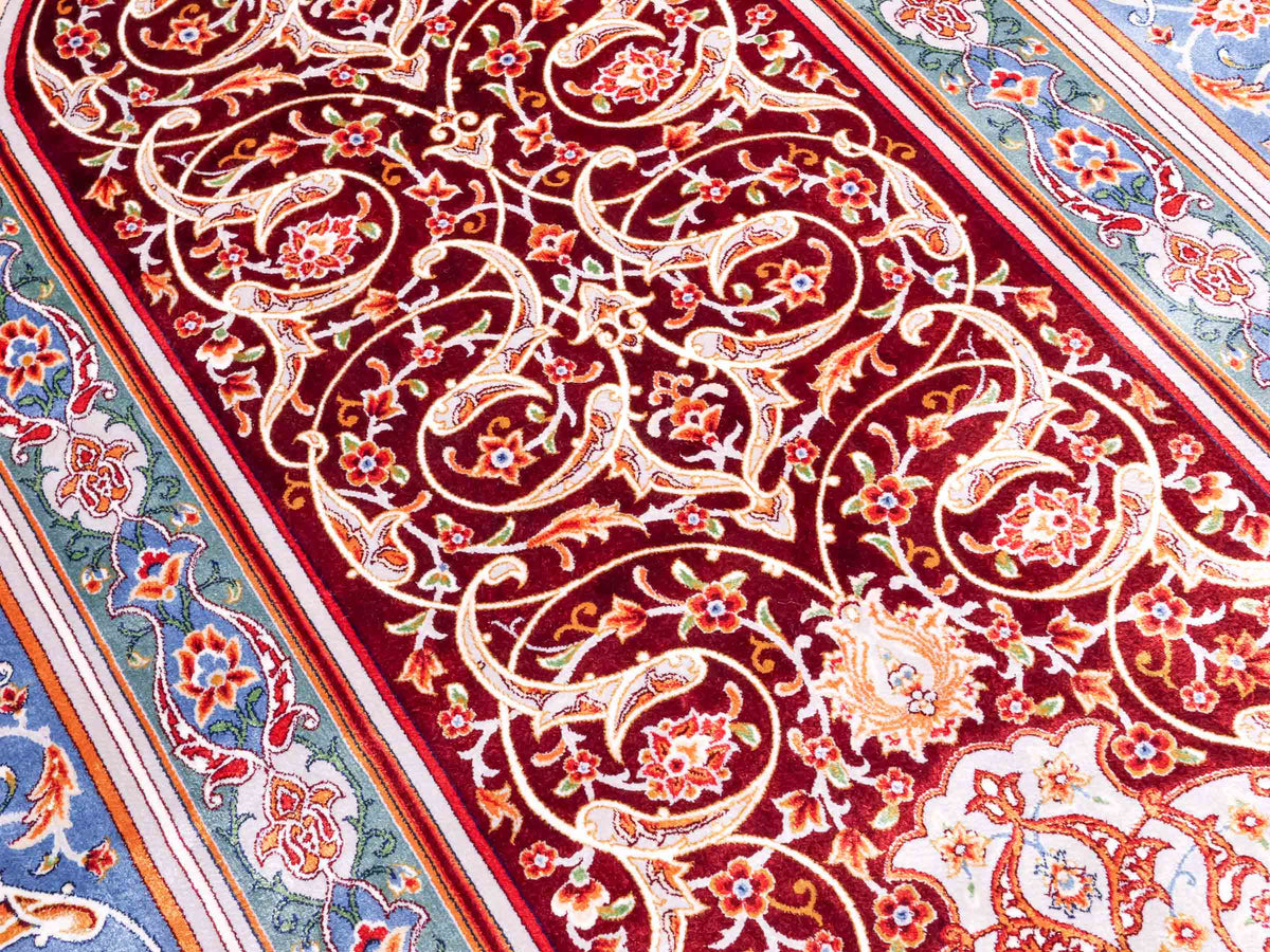 Ghom Gebetsteppich "Dua" 120 x 80 cm gewebt aus Bambusseide (Viskose), islamisches Design, Farbe: Rot-Blau. Teppichnummer: V98RD096M. Persian Luxury Collection by Khademi. Made in Iran / Persia – Vertrieb durch JUPITER Intl.