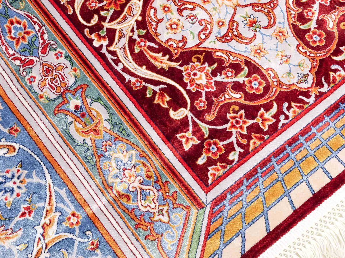 Ghom Gebetsteppich "Dua" 120 x 80 cm gewebt aus Bambusseide (Viskose), islamisches Design, Farbe: Rot-Blau. Teppichnummer: V98RD096M. Persian Luxury Collection by Khademi. Made in Iran / Persia – Vertrieb durch JUPITER Intl.