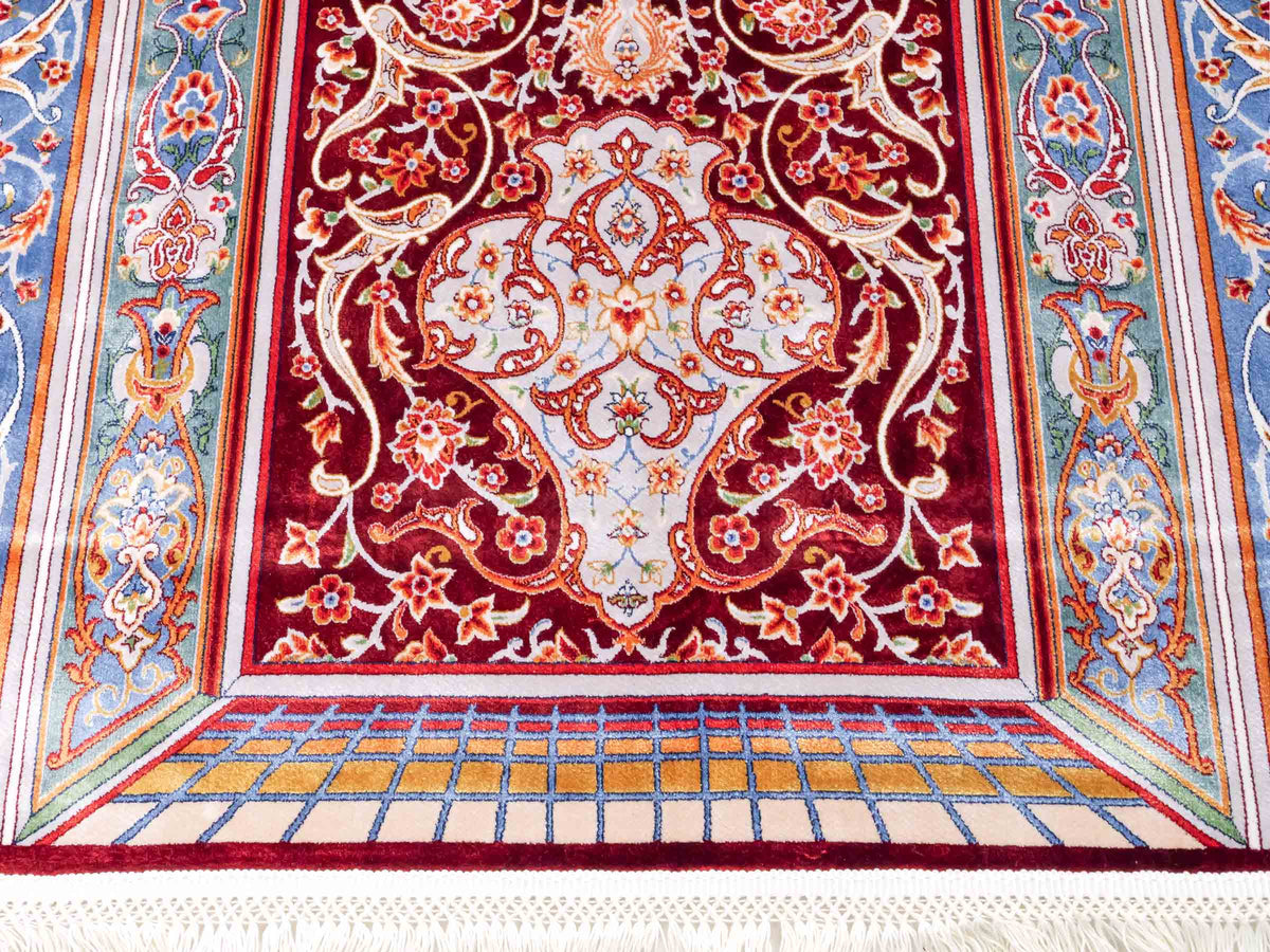 Ghom Gebetsteppich "Dua" 120 x 80 cm gewebt aus Bambusseide (Viskose), islamisches Design, Farbe: Rot-Blau. Teppichnummer: V98RD096M. Persian Luxury Collection by Khademi. Made in Iran / Persia – Vertrieb durch JUPITER Intl.