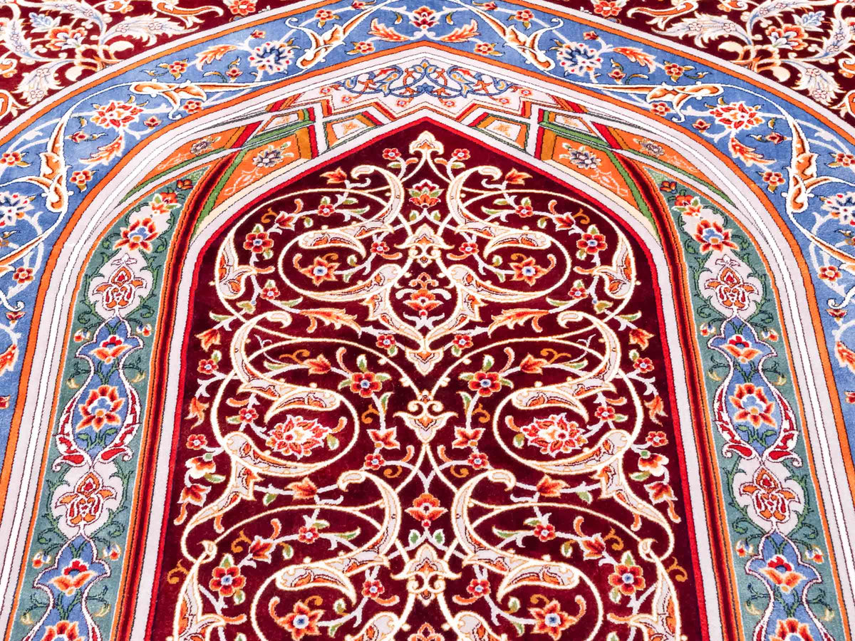 Ghom Gebetsteppich "Dua" 120 x 80 cm gewebt aus Bambusseide (Viskose), islamisches Design, Farbe: Rot-Blau. Teppichnummer: V98RD096M. Persian Luxury Collection by Khademi. Made in Iran / Persia – Vertrieb durch JUPITER Intl.