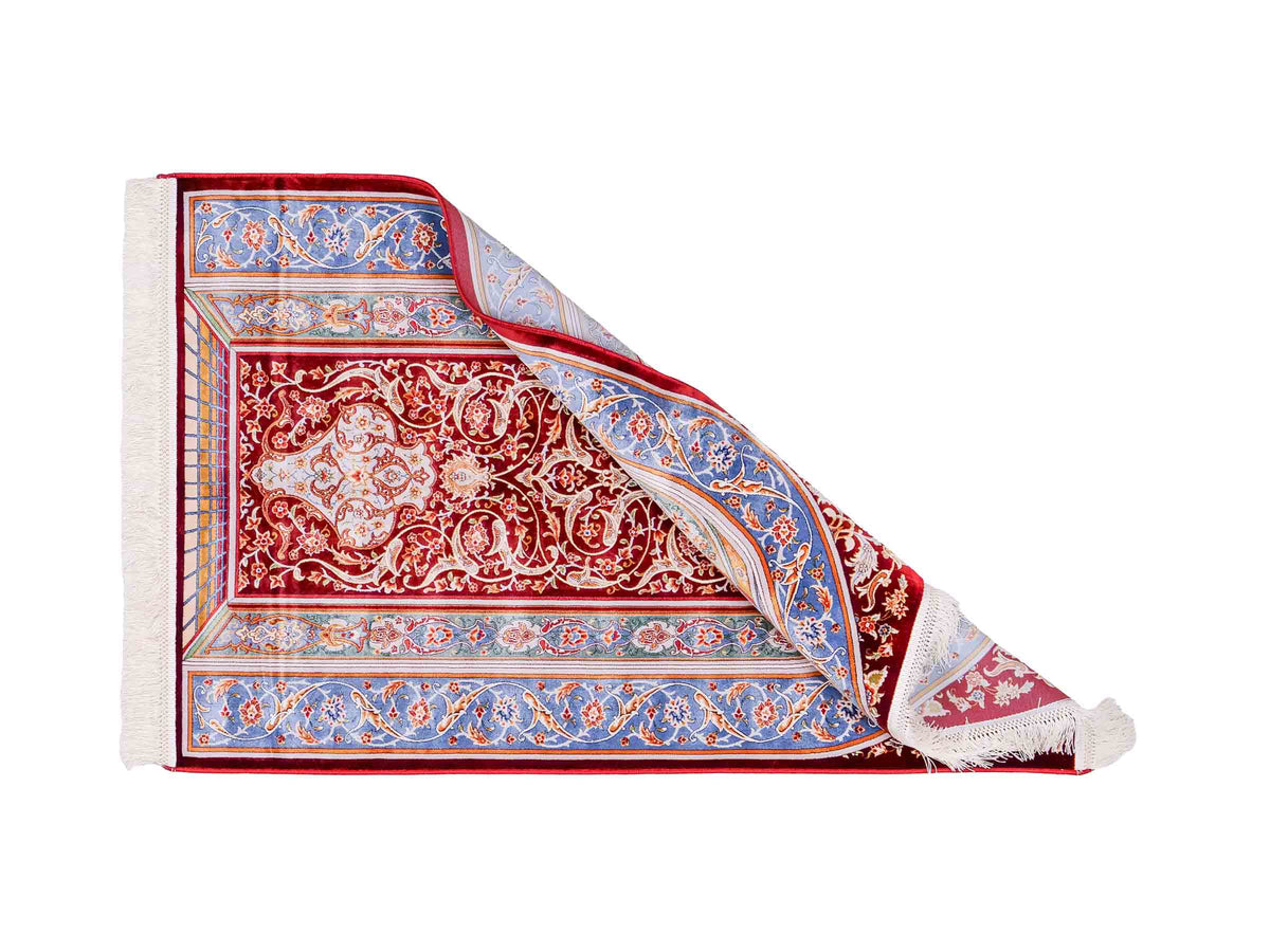 Ghom Gebetsteppich "Dua" 120 x 80 cm gewebt aus Bambusseide (Viskose), islamisches Design, Farbe: Rot-Blau. Teppichnummer: V98RD096M. Persian Luxury Collection by Khademi. Made in Iran / Persia – Vertrieb durch JUPITER Intl.