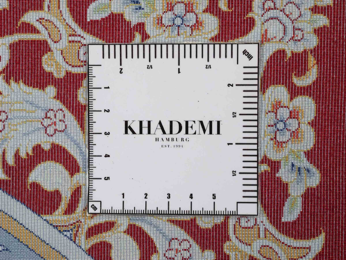 Ghom Gebetsteppich "Dua" 120 x 80 cm gewebt aus Bambusseide (Viskose), islamisches Design, Farbe: Rot-Blau. Teppichnummer: V98RD096M. Persian Luxury Collection by Khademi. Made in Iran / Persia – Vertrieb durch JUPITER Intl.