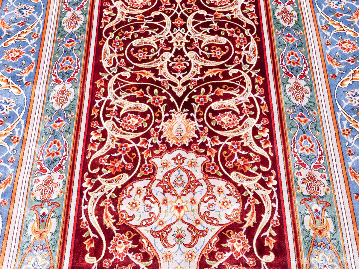 Ghom Gebetsteppich "Dua" 120 x 80 cm gewebt aus Bambusseide (Viskose), islamisches Design, Farbe: Rot-Blau. Teppichnummer: V98RD096M. Persian Luxury Collection by Khademi. Made in Iran / Persia – Vertrieb durch JUPITER Intl.