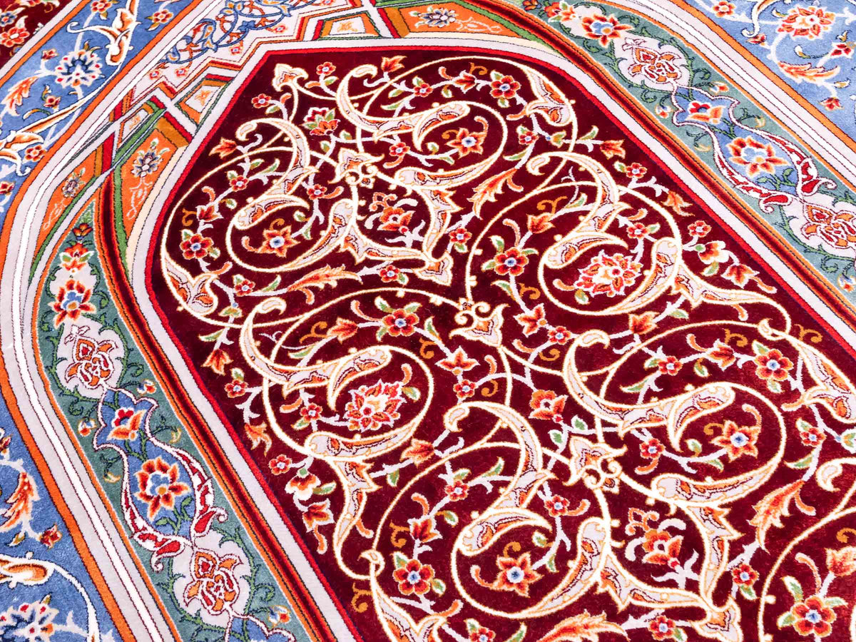Ghom Gebetsteppich "Dua" 120 x 80 cm gewebt aus Bambusseide (Viskose), islamisches Design, Farbe: Rot-Blau. Teppichnummer: V98RD096M. Persian Luxury Collection by Khademi. Made in Iran / Persia – Vertrieb durch JUPITER Intl.