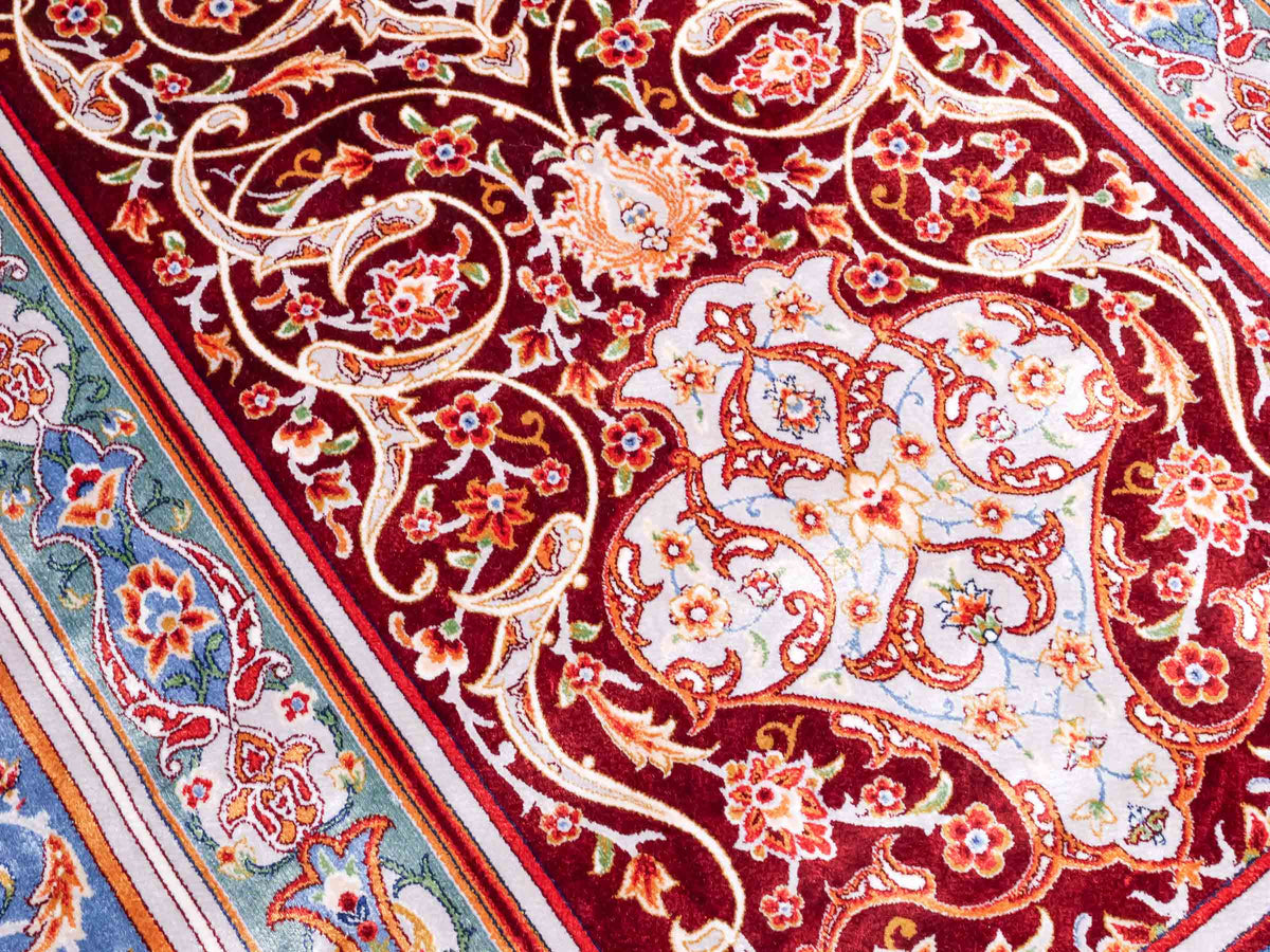 Ghom Gebetsteppich "Dua" 120 x 80 cm gewebt aus Bambusseide (Viskose), islamisches Design, Farbe: Rot-Blau. Teppichnummer: V98RD096M. Persian Luxury Collection by Khademi. Made in Iran / Persia – Vertrieb durch JUPITER Intl.