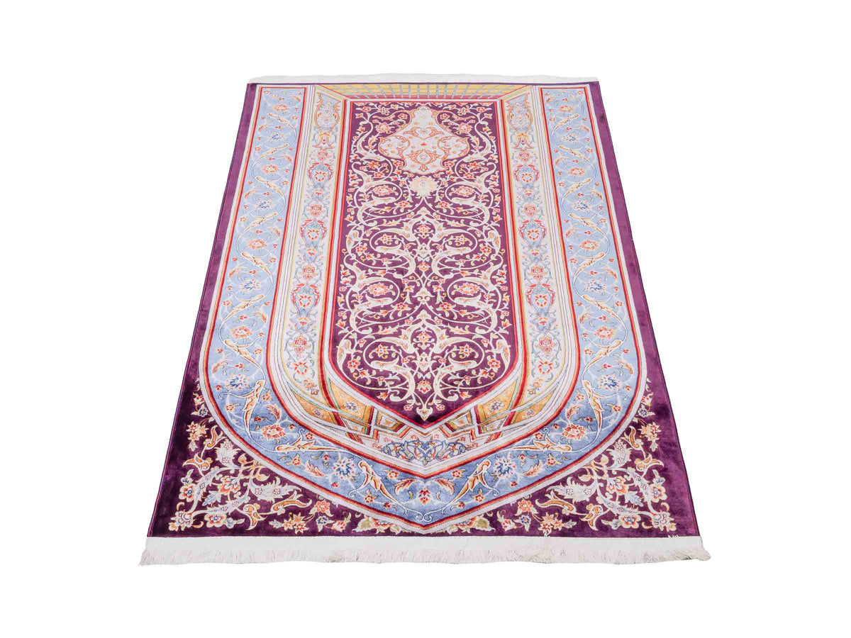 Ghom Gebetsteppich "Dua" 120 x 80 cm gewebt aus Bambusseide (Viskose), islamisches Design, Farbe: Violett-Blau. Teppichnummer: V98AE096M. Persian Luxury Collection by Khademi. Made in Iran / Persia – Vertrieb durch JUPITER Intl.