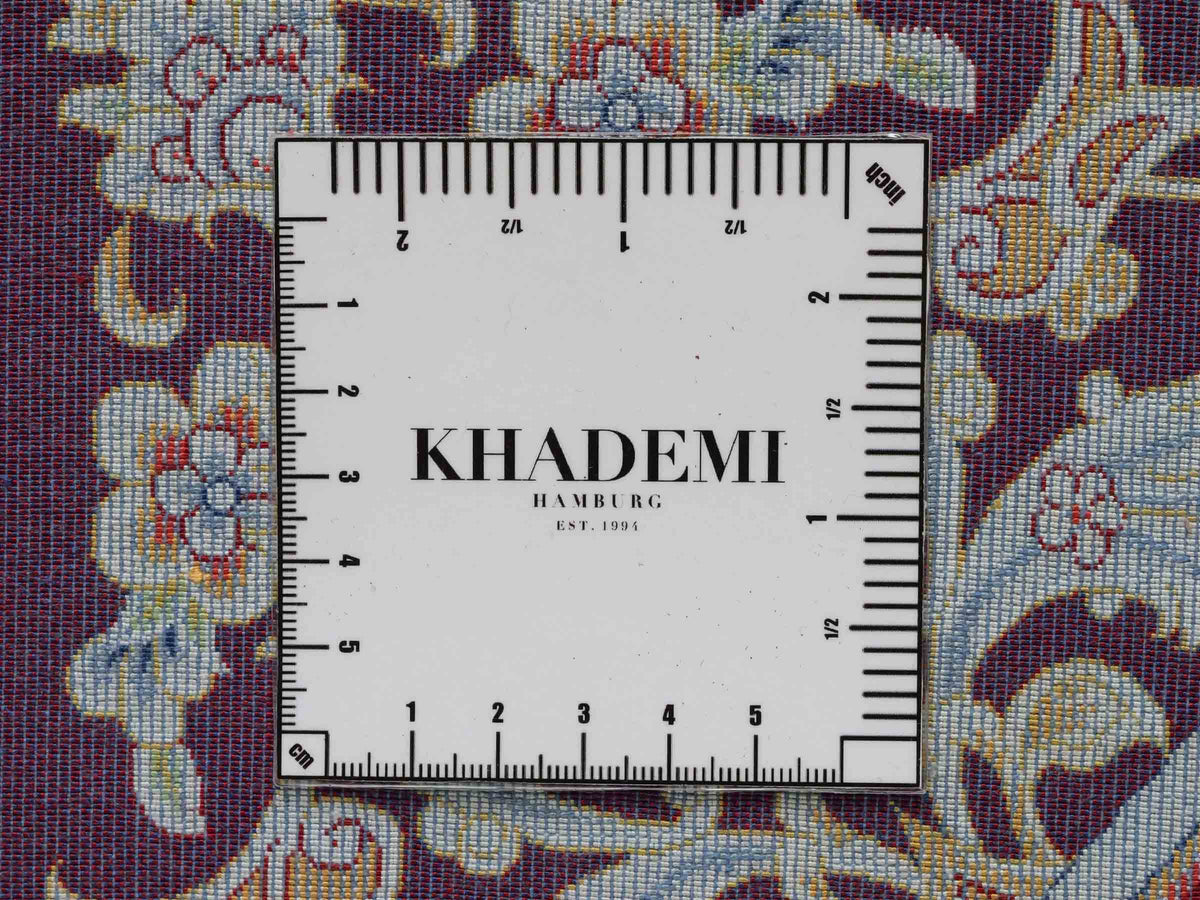 Ghom Gebetsteppich "Dua" 120 x 80 cm gewebt aus Bambusseide (Viskose), islamisches Design, Farbe: Violett-Blau. Teppichnummer: V98AE096M. Persian Luxury Collection by Khademi. Made in Iran / Persia – Vertrieb durch JUPITER Intl.