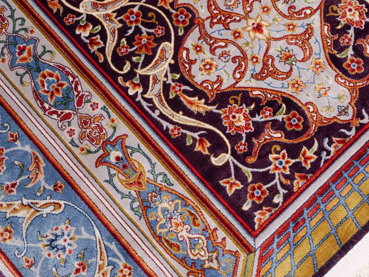Ghom Gebetsteppich "Dua" 120 x 80 cm gewebt aus Bambusseide (Viskose), islamisches Design, Farbe: Violett-Blau. Teppichnummer: V98AE096M. Persian Luxury Collection by Khademi. Made in Iran / Persia – Vertrieb durch JUPITER Intl.