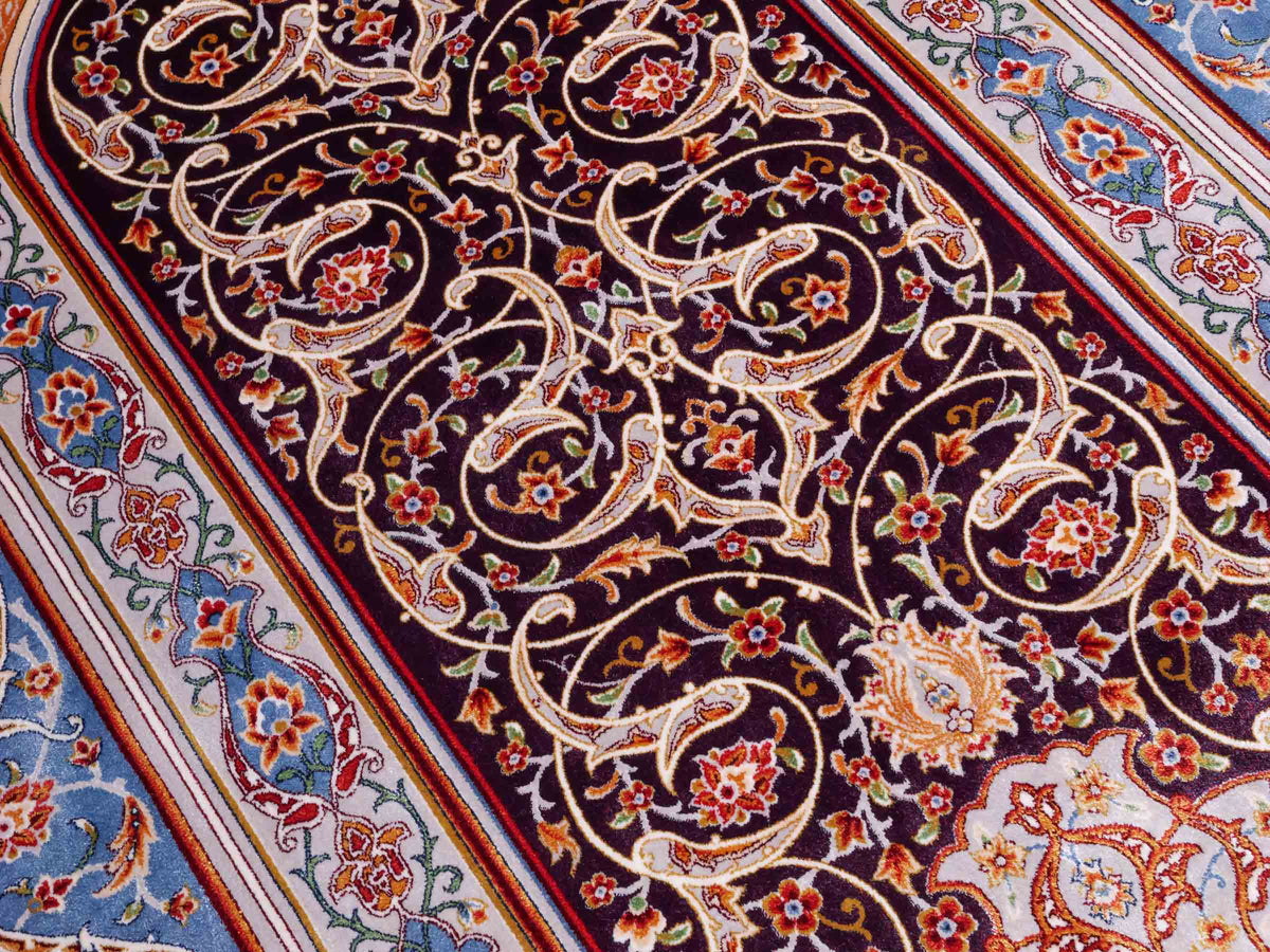 Ghom Gebetsteppich "Dua" 120 x 80 cm gewebt aus Bambusseide (Viskose), islamisches Design, Farbe: Violett-Blau. Teppichnummer: V98AE096M. Persian Luxury Collection by Khademi. Made in Iran / Persia – Vertrieb durch JUPITER Intl.