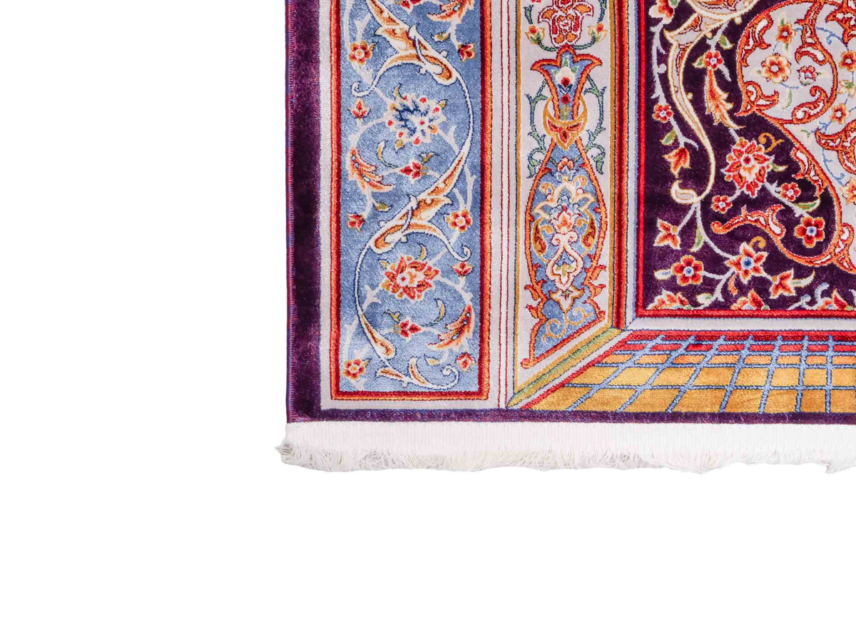 Ghom Gebetsteppich "Dua" 120 x 80 cm gewebt aus Bambusseide (Viskose), islamisches Design, Farbe: Violett-Blau. Teppichnummer: V98AE096M. Persian Luxury Collection by Khademi. Made in Iran / Persia – Vertrieb durch JUPITER Intl.