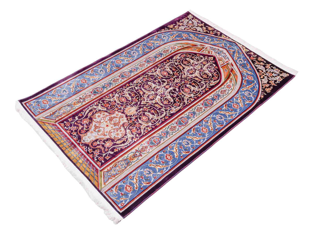 Ghom Gebetsteppich "Dua" 120 x 80 cm gewebt aus Bambusseide (Viskose), islamisches Design, Farbe: Violett-Blau. Teppichnummer: V98AE096M. Persian Luxury Collection by Khademi. Made in Iran / Persia – Vertrieb durch JUPITER Intl.