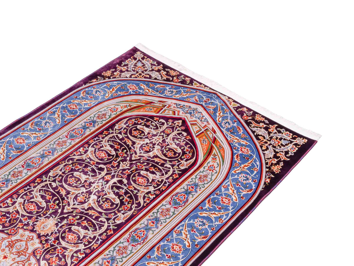 Ghom Gebetsteppich "Dua" 120 x 80 cm gewebt aus Bambusseide (Viskose), islamisches Design, Farbe: Violett-Blau. Teppichnummer: V98AE096M. Persian Luxury Collection by Khademi. Made in Iran / Persia – Vertrieb durch JUPITER Intl.
