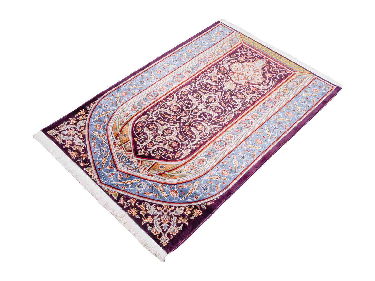Ghom Gebetsteppich "Dua" 120 x 80 cm gewebt aus Bambusseide (Viskose), islamisches Design, Farbe: Violett-Blau. Teppichnummer: V98AE096M. Persian Luxury Collection by Khademi. Made in Iran / Persia – Vertrieb durch JUPITER Intl.