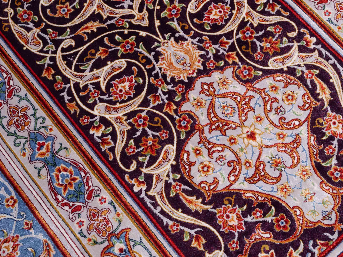 Ghom Gebetsteppich "Dua" 120 x 80 cm gewebt aus Bambusseide (Viskose), islamisches Design, Farbe: Violett-Blau. Teppichnummer: V98AE096M. Persian Luxury Collection by Khademi. Made in Iran / Persia – Vertrieb durch JUPITER Intl.