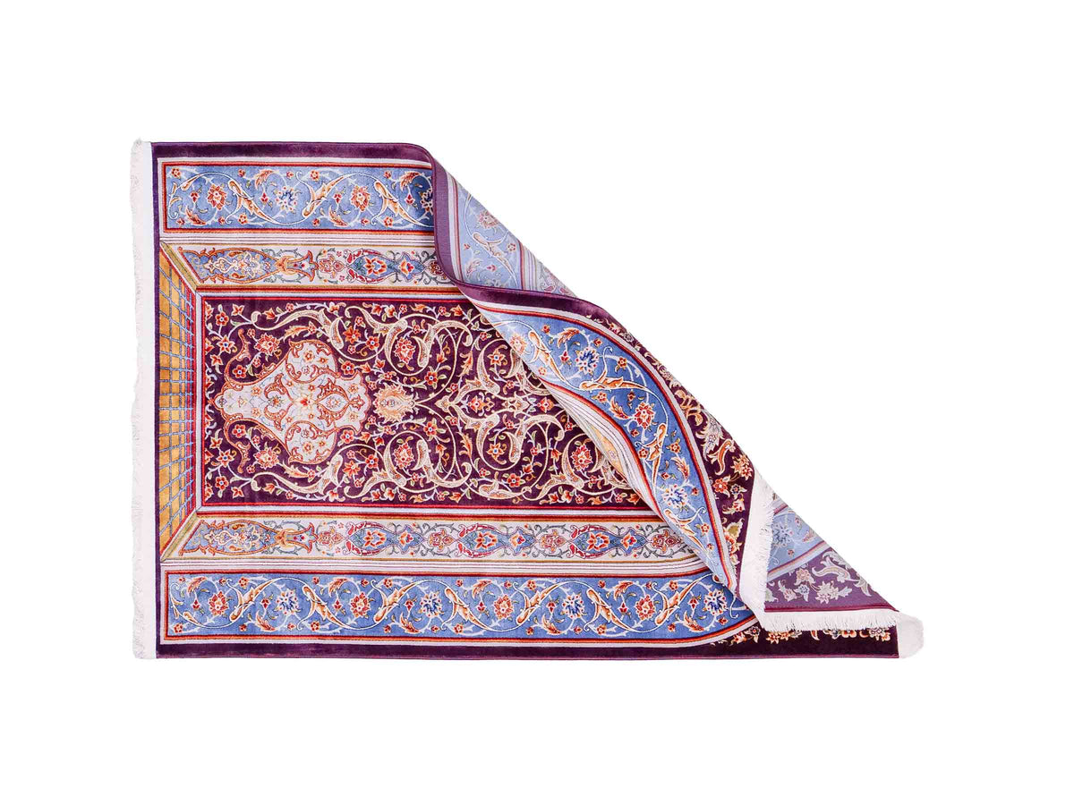 Ghom Gebetsteppich "Dua" 120 x 80 cm gewebt aus Bambusseide (Viskose), islamisches Design, Farbe: Violett-Blau. Teppichnummer: V98AE096M. Persian Luxury Collection by Khademi. Made in Iran / Persia – Vertrieb durch JUPITER Intl.