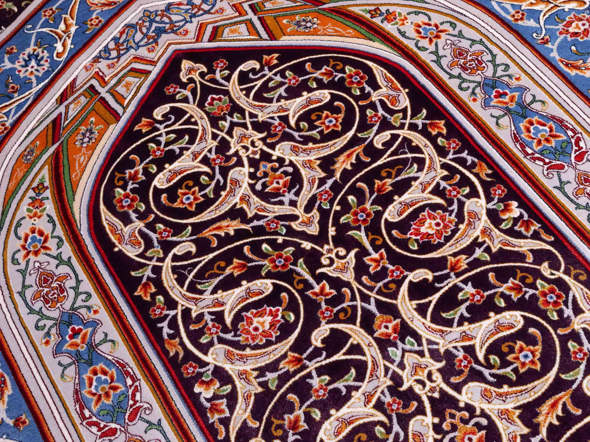 Ghom Gebetsteppich "Dua" 120 x 80 cm gewebt aus Bambusseide (Viskose), islamisches Design, Farbe: Violett-Blau. Teppichnummer: V98AE096M. Persian Luxury Collection by Khademi. Made in Iran / Persia – Vertrieb durch JUPITER Intl.