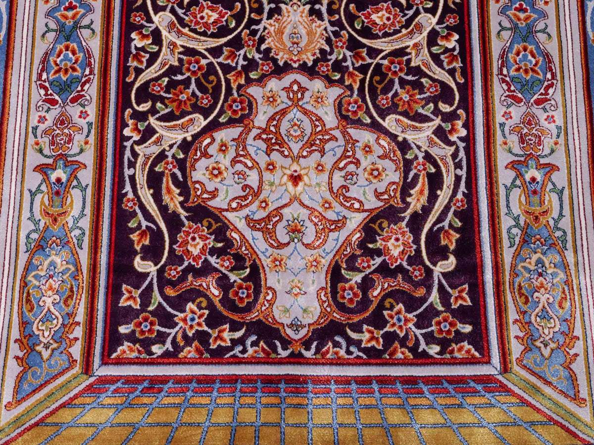 Ghom Gebetsteppich "Dua" 120 x 80 cm gewebt aus Bambusseide (Viskose), islamisches Design, Farbe: Violett-Blau. Teppichnummer: V98AE096M. Persian Luxury Collection by Khademi. Made in Iran / Persia – Vertrieb durch JUPITER Intl.