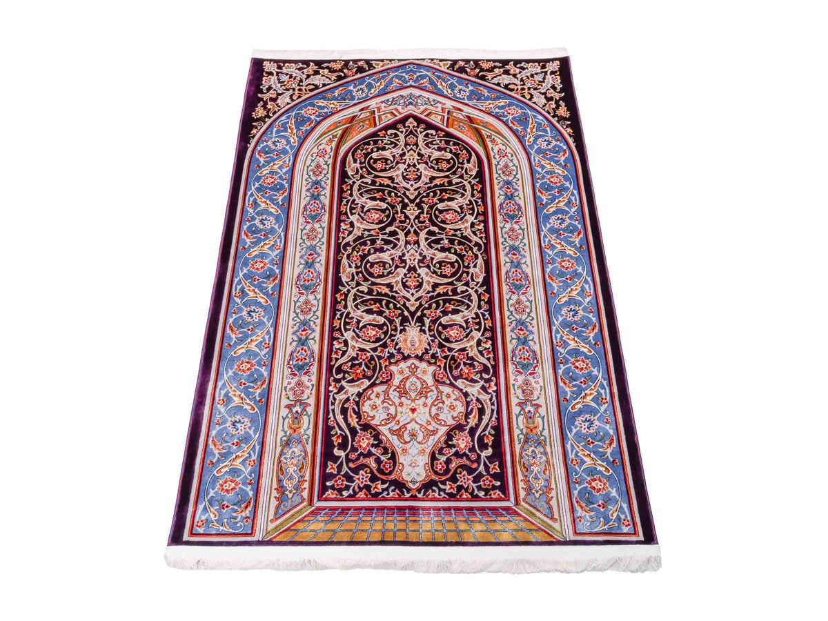 Ghom Gebetsteppich "Dua" 120 x 80 cm gewebt aus Bambusseide (Viskose), islamisches Design, Farbe: Violett-Blau. Teppichnummer: V98AE096M. Persian Luxury Collection by Khademi. Made in Iran / Persia – Vertrieb durch JUPITER Intl.