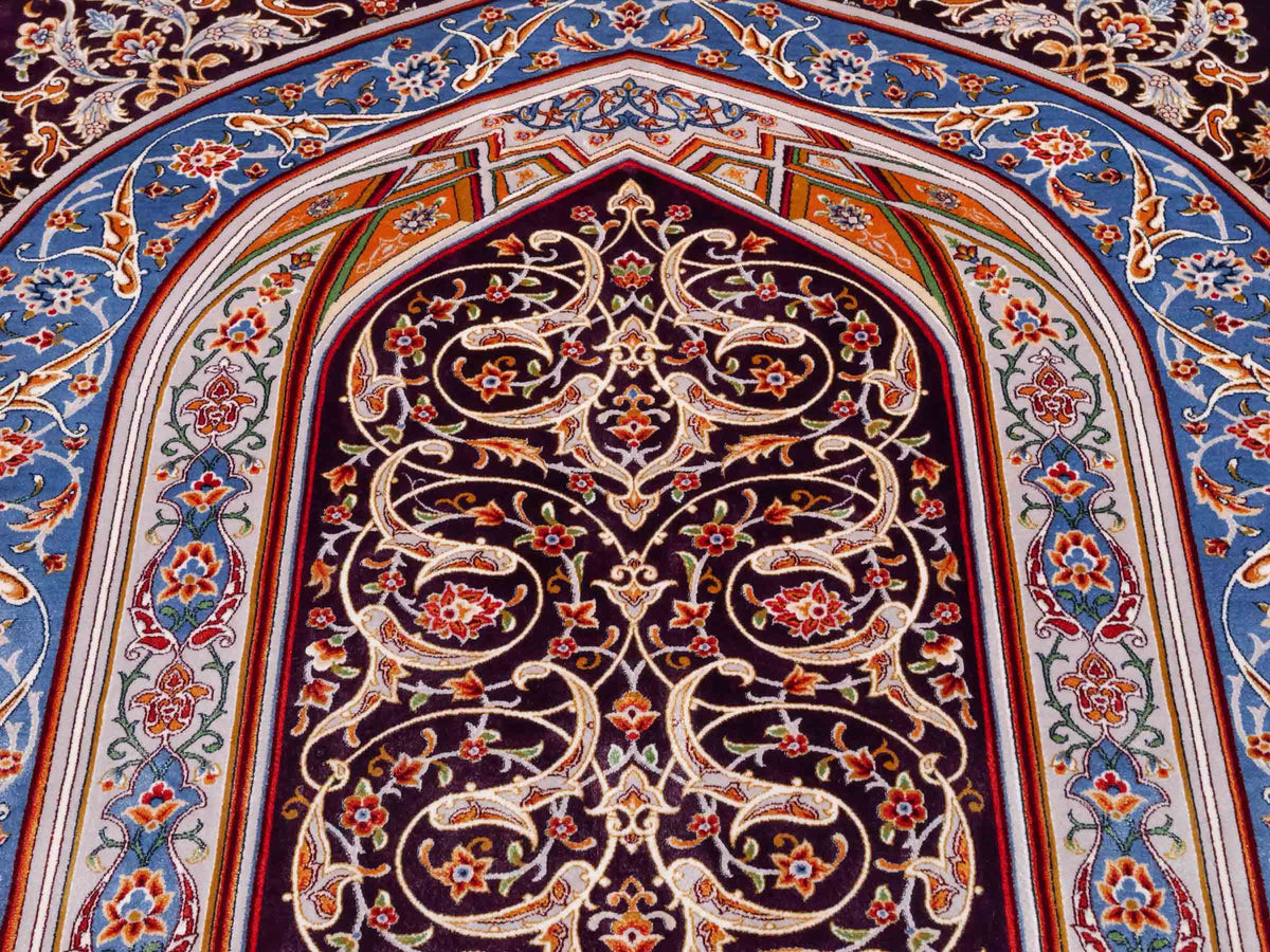 Ghom Gebetsteppich "Dua" 120 x 80 cm gewebt aus Bambusseide (Viskose), islamisches Design, Farbe: Violett-Blau. Teppichnummer: V98AE096M. Persian Luxury Collection by Khademi. Made in Iran / Persia – Vertrieb durch JUPITER Intl.