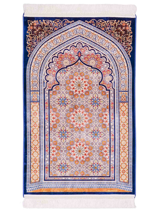 Ghom Gebetsteppich "Masjid" 110 x 70 cm gewebt aus Bambusseide (Viskose), islamisches Design, Farbe: Blau-Beige. Teppichnummer: V99NY077M. Persian Luxury Collection by Khademi. Made in Iran / Persia – Vertrieb durch JUPITER Intl.