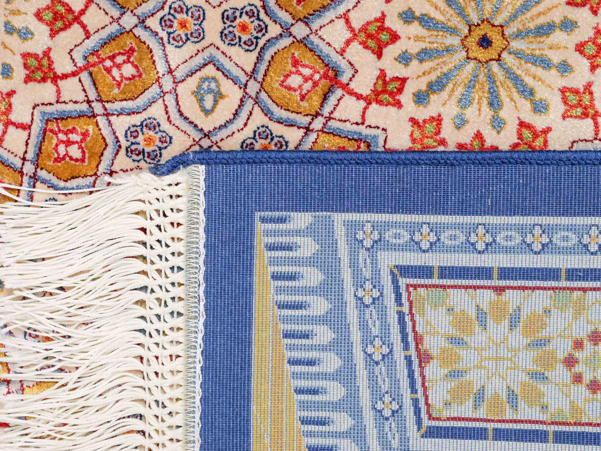 Ghom Gebetsteppich "Masjid" 110 x 70 cm gewebt aus Bambusseide (Viskose), islamisches Design, Farbe: Blau-Beige. Teppichnummer: V99NY077M. Persian Luxury Collection by Khademi. Made in Iran / Persia – Vertrieb durch JUPITER Intl.