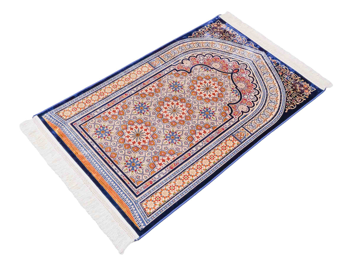 Ghom Gebetsteppich "Masjid" 110 x 70 cm gewebt aus Bambusseide (Viskose), islamisches Design, Farbe: Blau-Beige. Teppichnummer: V99NY077M. Persian Luxury Collection by Khademi. Made in Iran / Persia – Vertrieb durch JUPITER Intl.