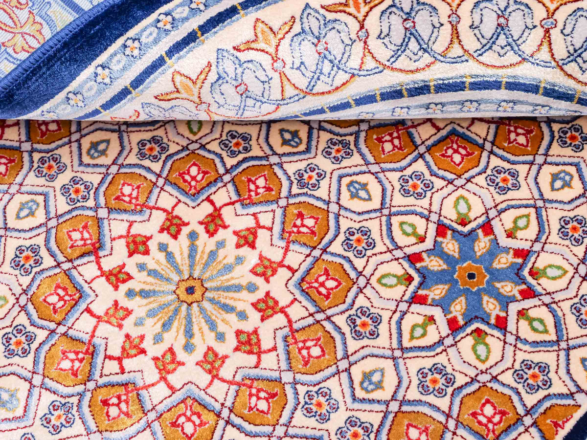Ghom Gebetsteppich "Masjid" 110 x 70 cm gewebt aus Bambusseide (Viskose), islamisches Design, Farbe: Blau-Beige. Teppichnummer: V99NY077M. Persian Luxury Collection by Khademi. Made in Iran / Persia – Vertrieb durch JUPITER Intl.