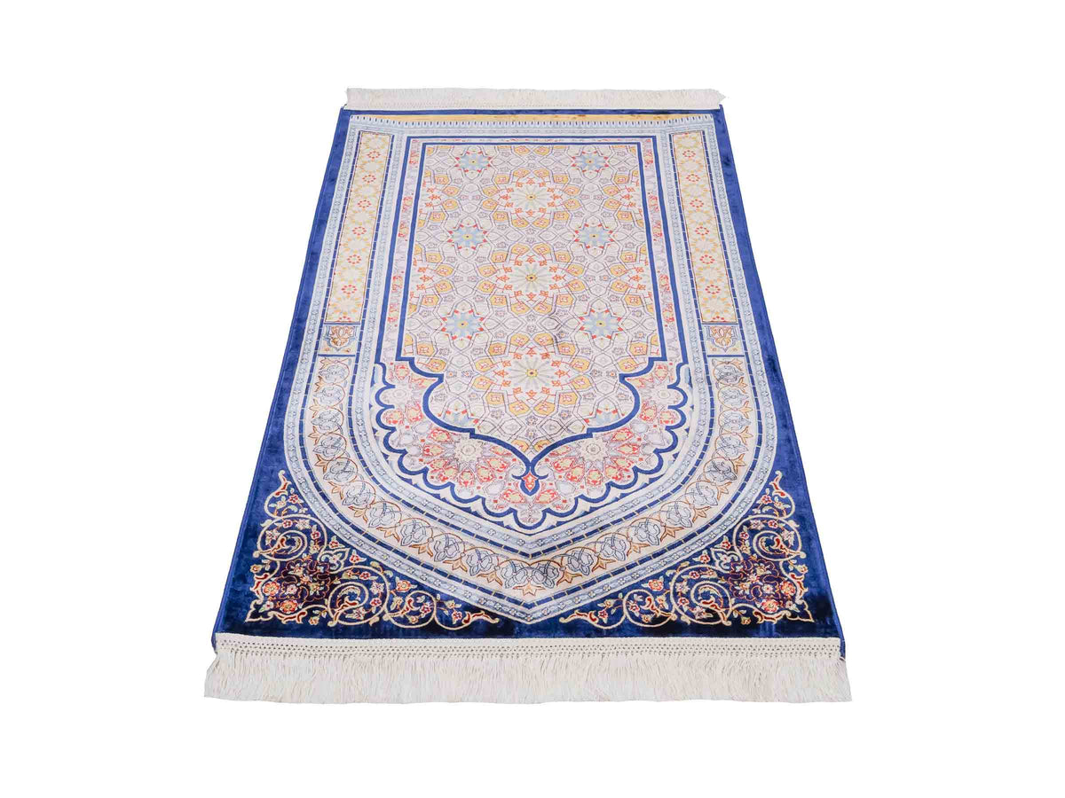 Ghom Gebetsteppich "Masjid" 110 x 70 cm gewebt aus Bambusseide (Viskose), islamisches Design, Farbe: Blau-Beige. Teppichnummer: V99NY077M. Persian Luxury Collection by Khademi. Made in Iran / Persia – Vertrieb durch JUPITER Intl.
