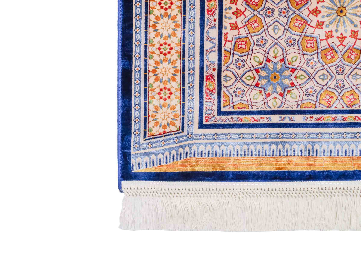 Ghom Gebetsteppich "Masjid" 110 x 70 cm gewebt aus Bambusseide (Viskose), islamisches Design, Farbe: Blau-Beige. Teppichnummer: V99NY077M. Persian Luxury Collection by Khademi. Made in Iran / Persia – Vertrieb durch JUPITER Intl.