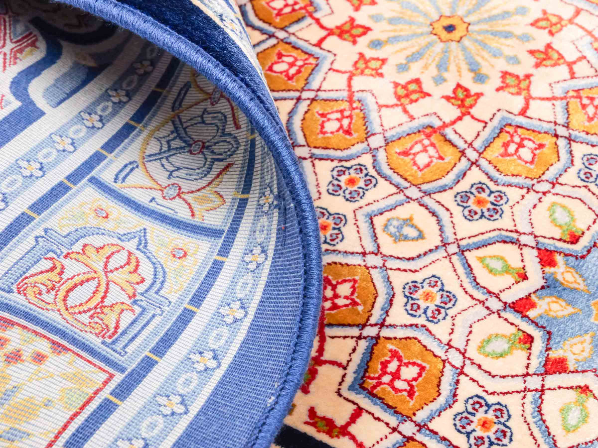 Ghom Gebetsteppich "Masjid" 110 x 70 cm gewebt aus Bambusseide (Viskose), islamisches Design, Farbe: Blau-Beige. Teppichnummer: V99NY077M. Persian Luxury Collection by Khademi. Made in Iran / Persia – Vertrieb durch JUPITER Intl.
