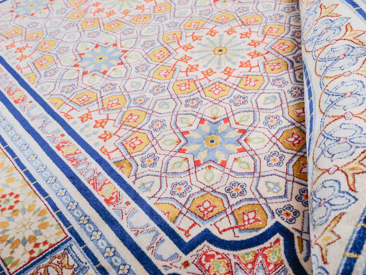 Ghom Gebetsteppich "Masjid" 110 x 70 cm gewebt aus Bambusseide (Viskose), islamisches Design, Farbe: Blau-Beige. Teppichnummer: V99NY077M. Persian Luxury Collection by Khademi. Made in Iran / Persia – Vertrieb durch JUPITER Intl.