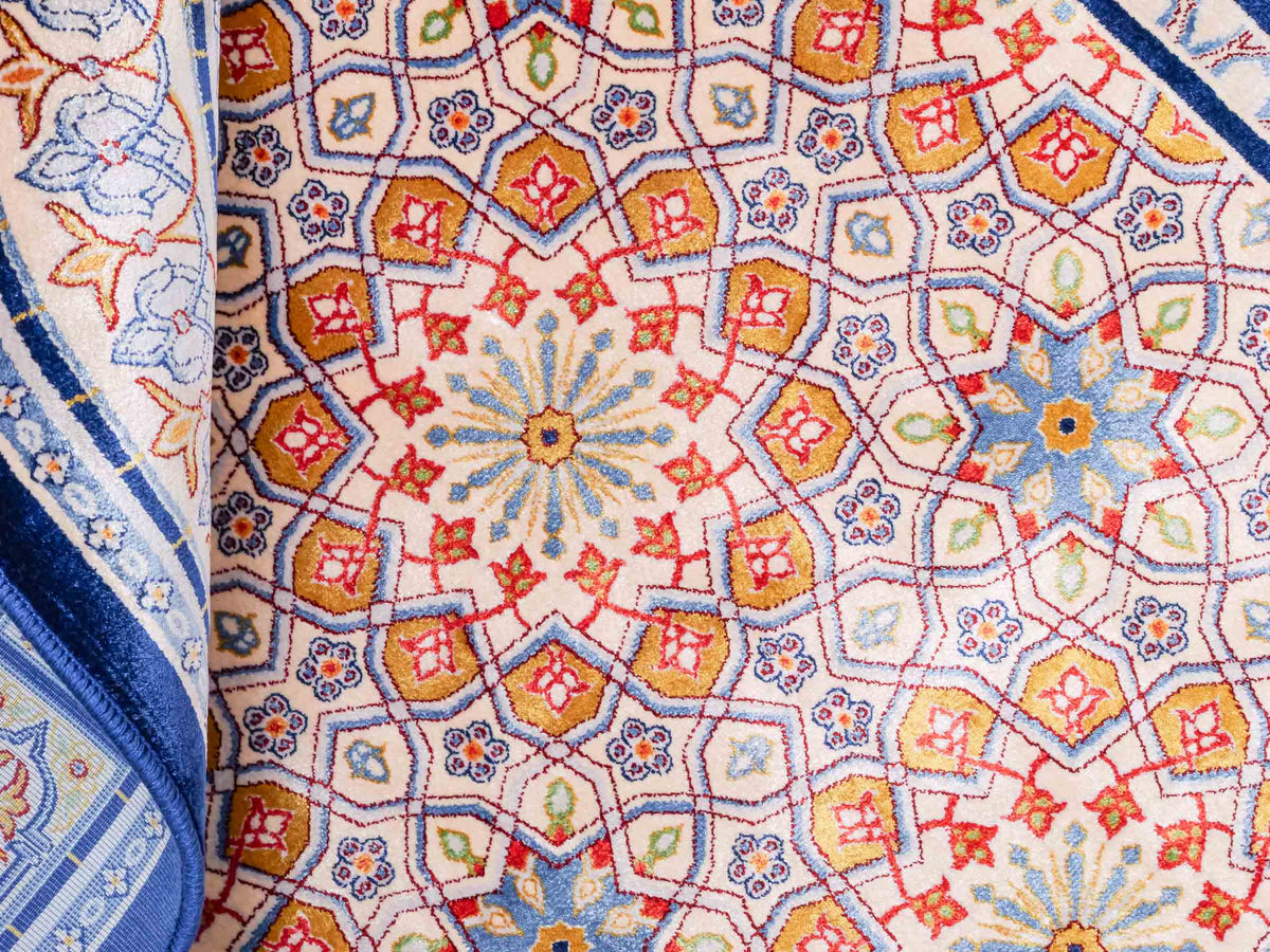 Ghom Gebetsteppich "Masjid" 110 x 70 cm gewebt aus Bambusseide (Viskose), islamisches Design, Farbe: Blau-Beige. Teppichnummer: V99NY077M. Persian Luxury Collection by Khademi. Made in Iran / Persia – Vertrieb durch JUPITER Intl.