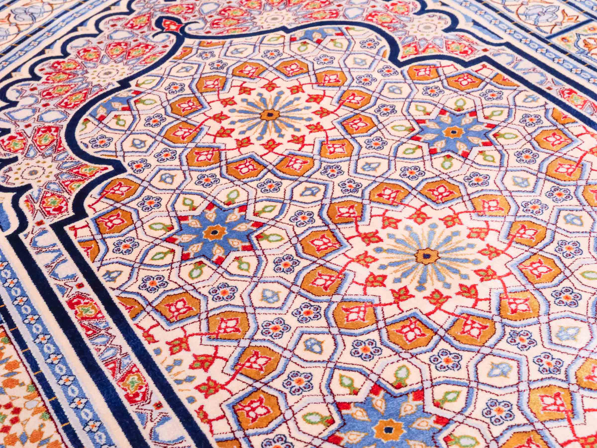 Ghom Gebetsteppich "Masjid" 110 x 70 cm gewebt aus Bambusseide (Viskose), islamisches Design, Farbe: Blau-Beige. Teppichnummer: V99NY077M. Persian Luxury Collection by Khademi. Made in Iran / Persia – Vertrieb durch JUPITER Intl.