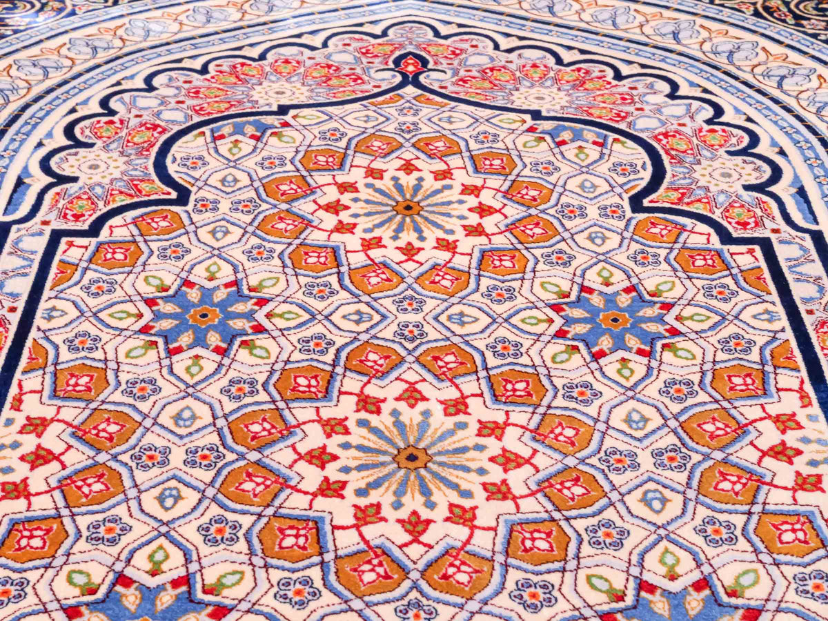 Ghom Gebetsteppich "Masjid" 110 x 70 cm gewebt aus Bambusseide (Viskose), islamisches Design, Farbe: Blau-Beige. Teppichnummer: V99NY077M. Persian Luxury Collection by Khademi. Made in Iran / Persia – Vertrieb durch JUPITER Intl.
