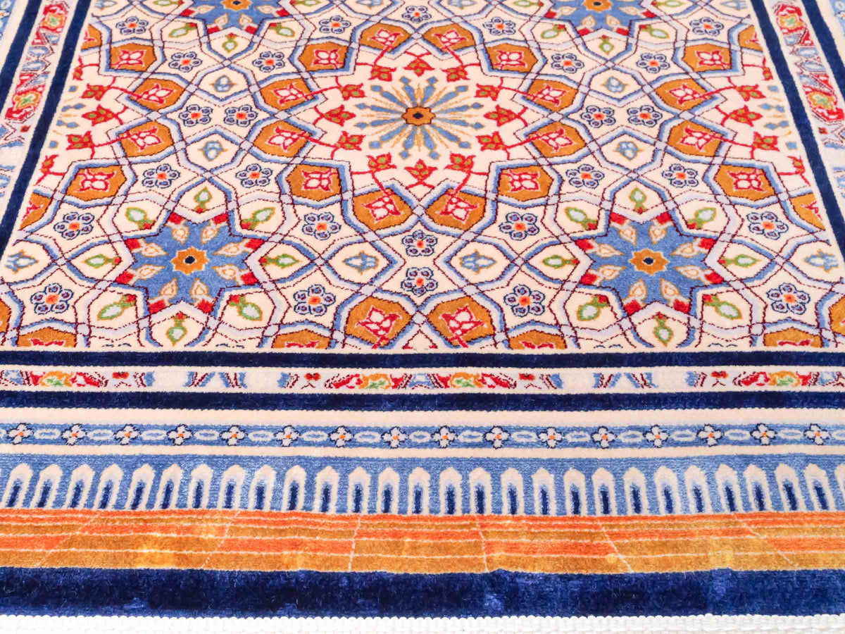 Ghom Gebetsteppich "Masjid" 110 x 70 cm gewebt aus Bambusseide (Viskose), islamisches Design, Farbe: Blau-Beige. Teppichnummer: V99NY077M. Persian Luxury Collection by Khademi. Made in Iran / Persia – Vertrieb durch JUPITER Intl.