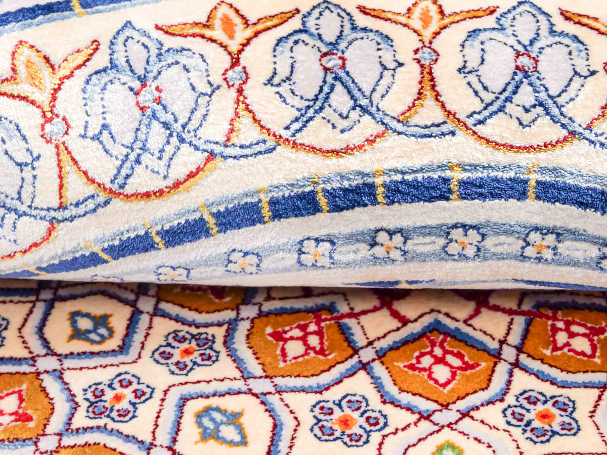 Ghom Gebetsteppich "Masjid" 110 x 70 cm gewebt aus Bambusseide (Viskose), islamisches Design, Farbe: Blau-Beige. Teppichnummer: V99NY077M. Persian Luxury Collection by Khademi. Made in Iran / Persia – Vertrieb durch JUPITER Intl.