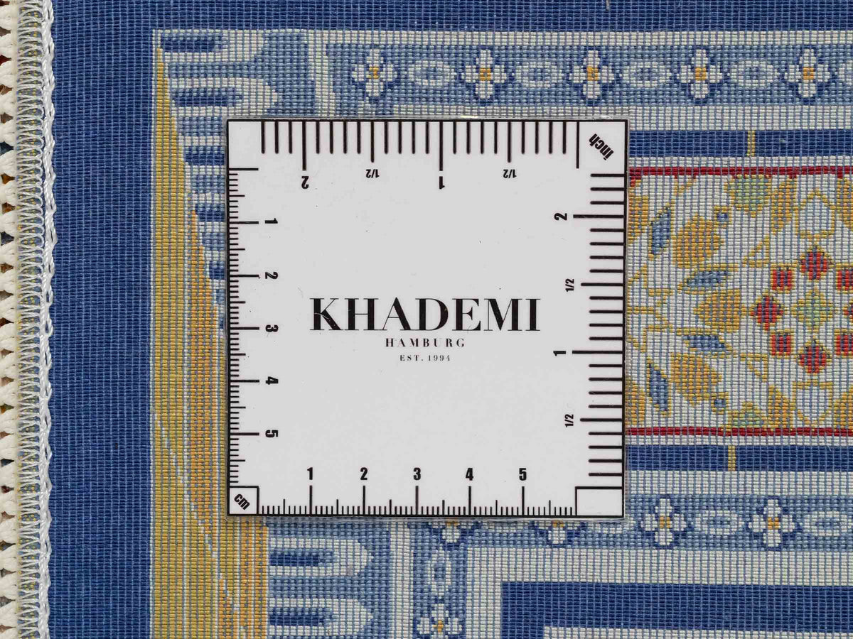 Ghom Gebetsteppich "Masjid" 110 x 70 cm gewebt aus Bambusseide (Viskose), islamisches Design, Farbe: Blau-Beige. Teppichnummer: V99NY077M. Persian Luxury Collection by Khademi. Made in Iran / Persia – Vertrieb durch JUPITER Intl.