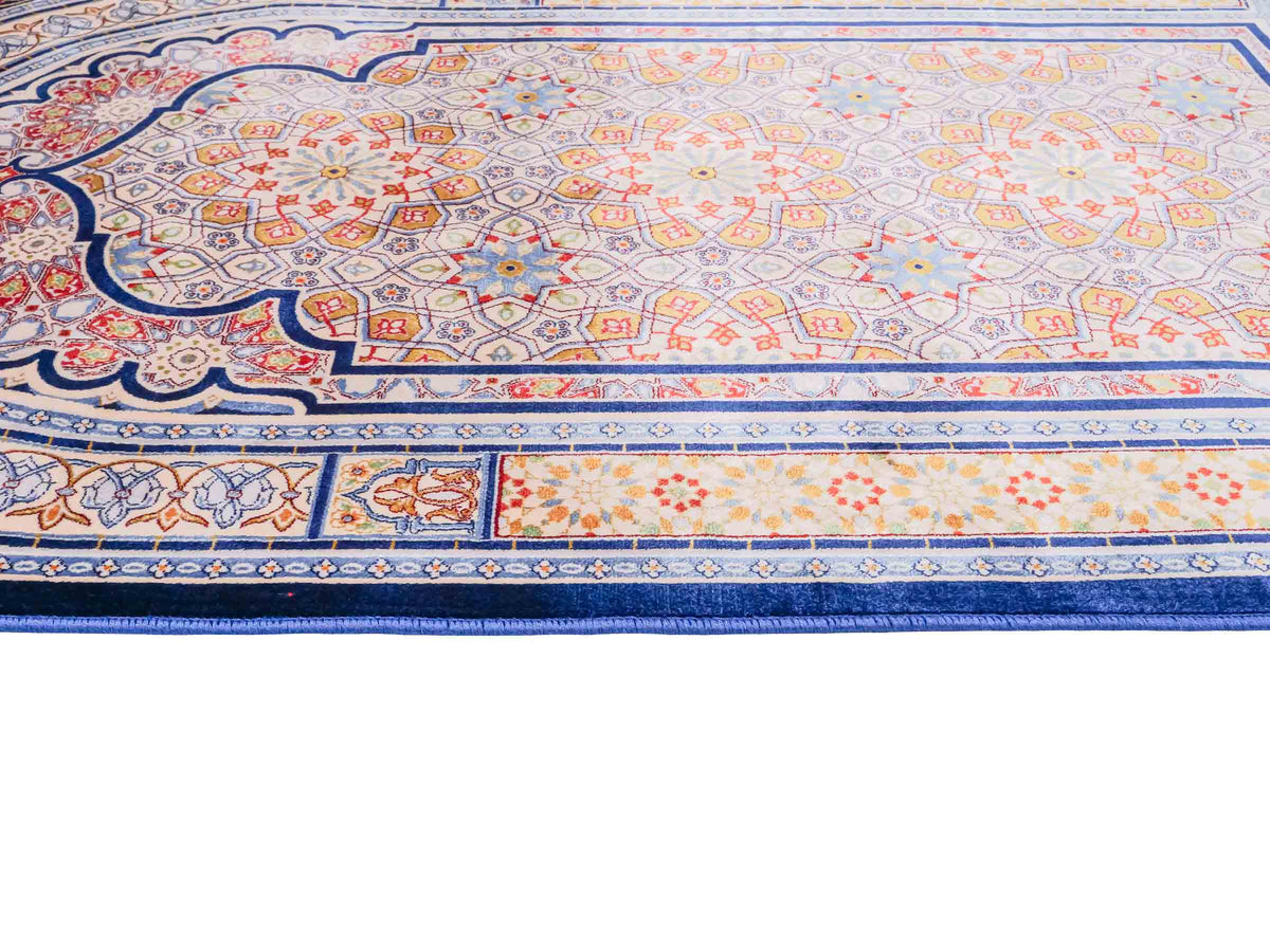 Ghom Gebetsteppich "Masjid" 110 x 70 cm gewebt aus Bambusseide (Viskose), islamisches Design, Farbe: Blau-Beige. Teppichnummer: V99NY077M. Persian Luxury Collection by Khademi. Made in Iran / Persia – Vertrieb durch JUPITER Intl.