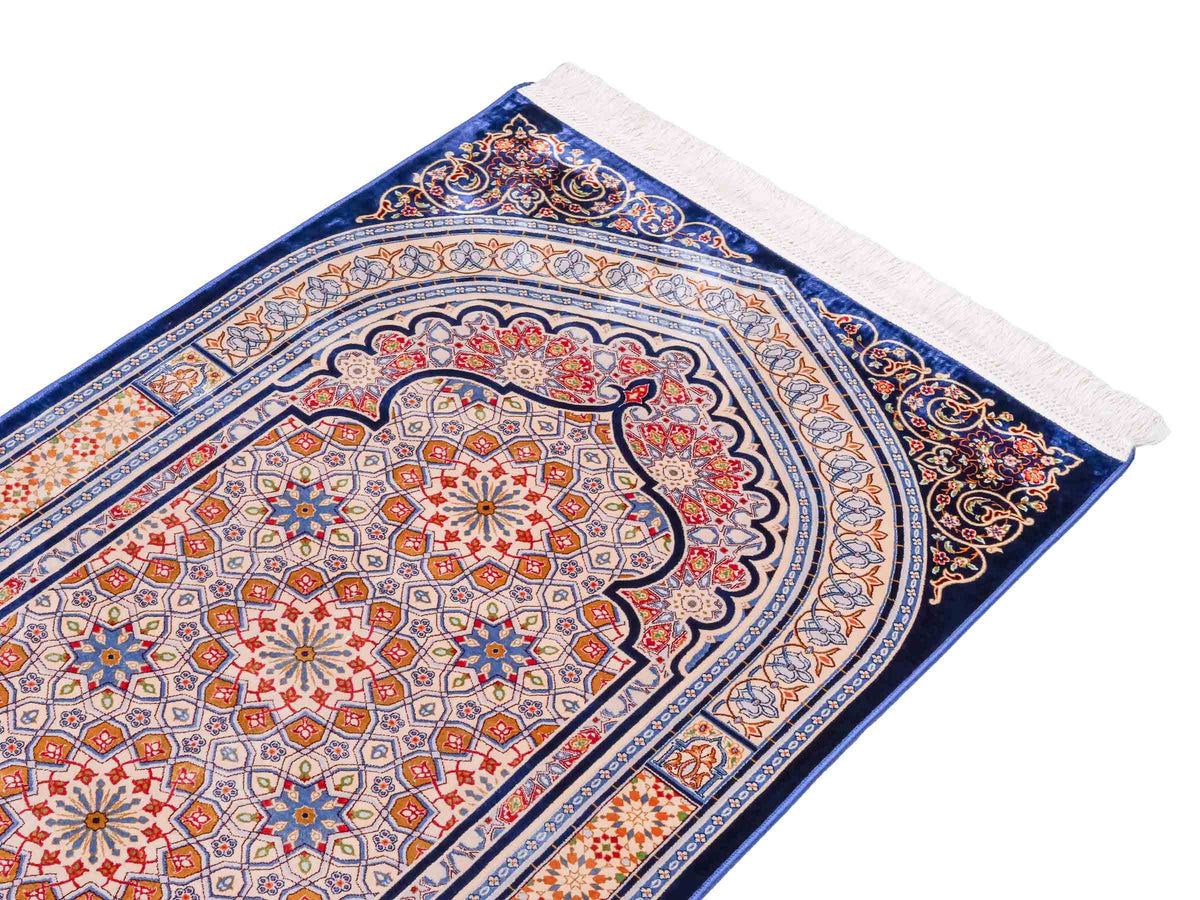 Ghom Gebetsteppich "Masjid" 110 x 70 cm gewebt aus Bambusseide (Viskose), islamisches Design, Farbe: Blau-Beige. Teppichnummer: V99NY077M. Persian Luxury Collection by Khademi. Made in Iran / Persia – Vertrieb durch JUPITER Intl.