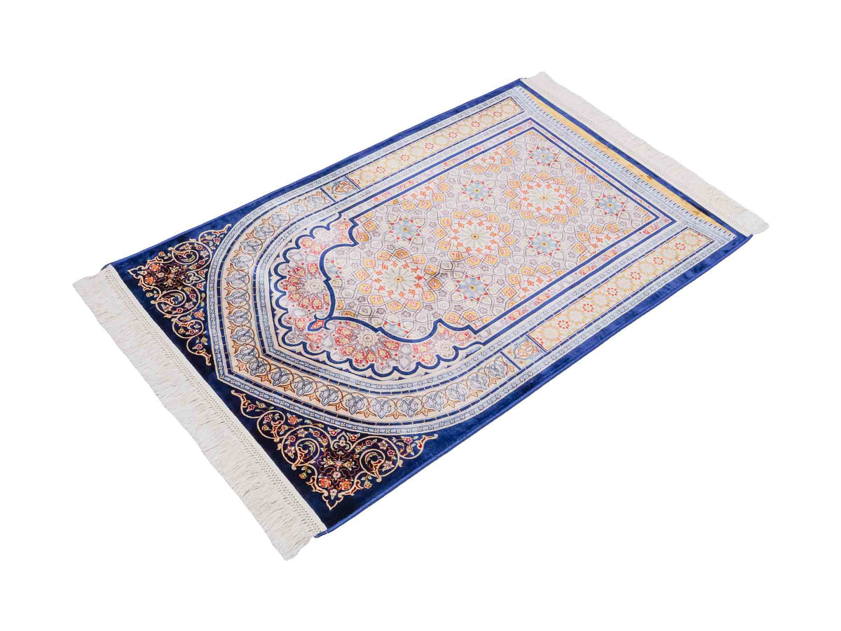 Ghom Gebetsteppich "Masjid" 110 x 70 cm gewebt aus Bambusseide (Viskose), islamisches Design, Farbe: Blau-Beige. Teppichnummer: V99NY077M. Persian Luxury Collection by Khademi. Made in Iran / Persia – Vertrieb durch JUPITER Intl.
