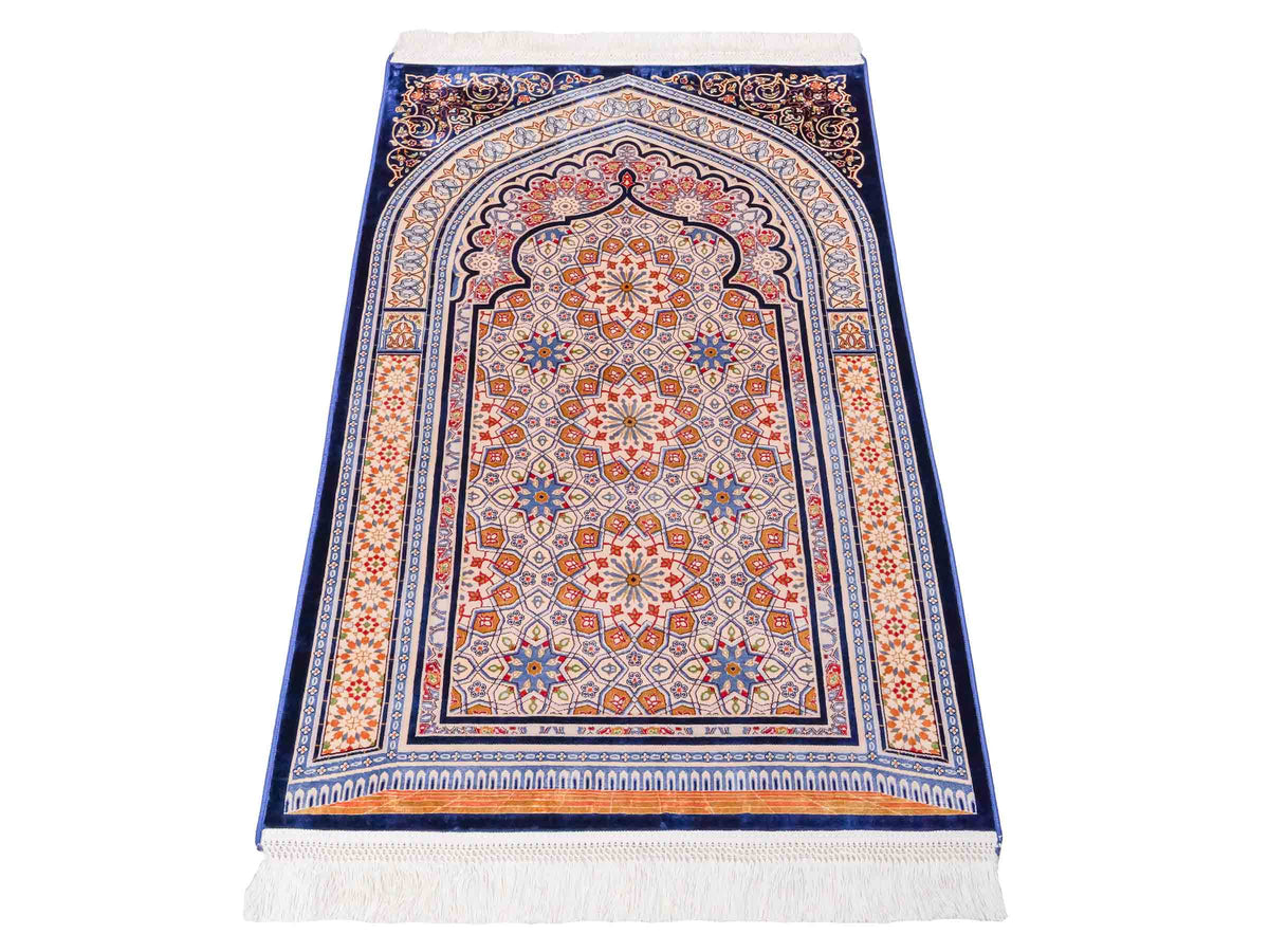 Ghom Gebetsteppich "Masjid" 110 x 70 cm gewebt aus Bambusseide (Viskose), islamisches Design, Farbe: Blau-Beige. Teppichnummer: V99NY077M. Persian Luxury Collection by Khademi. Made in Iran / Persia – Vertrieb durch JUPITER Intl.