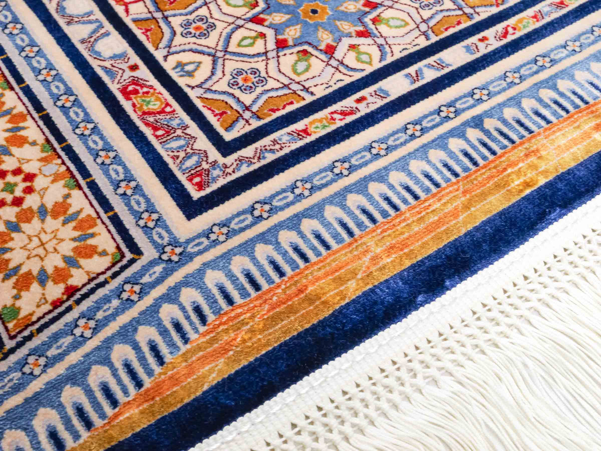 Ghom Gebetsteppich "Masjid" 110 x 70 cm gewebt aus Bambusseide (Viskose), islamisches Design, Farbe: Blau-Beige. Teppichnummer: V99NY077M. Persian Luxury Collection by Khademi. Made in Iran / Persia – Vertrieb durch JUPITER Intl.